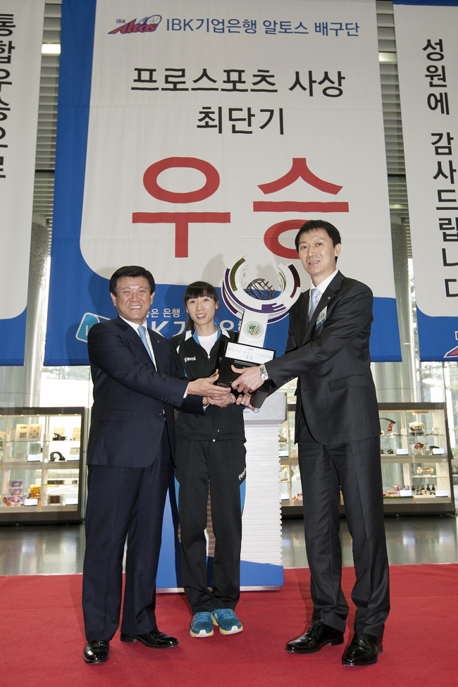 조준희 IBK기업은행장(사진 왼쪽부터)이 지난 6일 서울 을지로 기업은행 본점에서 열린 알토스 배구단 정규리그 우승 축하 행사에서 이효희 선수와 이정철 감독으로부터 우승 트로피를 전달받고 있다.
조준희 IBK기업은행장(사진 왼쪽부터)이 지난 6일 서울 을지로 기업은행 본점에서 열린 알토스 배구단 정규리그 우승 축하 행사에서 이효희 선수와 이정철 감독으로부터 우승 트로피를 전달받고 있다.