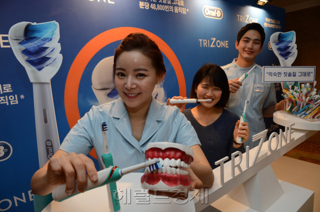 구강관리 점문브랜드 '오랄-비'가 신제품 전동칫솔 '트리이존'을 7일 프라자호텔에서 론칭하고 있다. 트라이존은 분당48,800번 움직이는 회전과 '트리플 액션모'의 장점으로 칫솔을 세부분으로 나눠 어금니 가장자리,치아표면,치간과 잇몸선을 골고루 닦게 디자인되었고 또 일반칫솔과 비슷하게 디자인되어서 익숙한 칫솔질로 사용하게 설계되어 있다.<br />정희조 기자/checho@heraldcorp.com 130307
구강관리 점문브랜드 '오랄-비'가 신제품 전동칫솔 '트리이존'을 7일 프라자호텔에서 론칭하고 있다. 트라이존은 분당48,800번 움직이는 회전과 '트리플 액션모'의 장점으로 칫솔을 세부분으로 나눠 어금니 가장자리,치아표면,치간과 잇몸선을 골고루 닦게 디자인되었고 또 일반칫솔과 비슷하게 디자인되어서 익숙한 칫솔질로 사용하게 설계되어 있다.
정희조 기자/checho@heraldcorp.com 130307