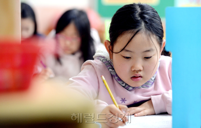 건국 시도교육청 주관'교과학습 진단평가'가 7일 초등 3~5학년, 중학교 1~2학년을 대상으로 12개 시도에서 치러지는 가운데 서울 용산구 금양초등학교 5학년 학생들이 시험을 보고 있다./안훈기자 rosedale@ 2013.03.07
건국 시도교육청 주관'교과학습 진단평가'가 7일 초등 3~5학년, 중학교 1~2학년을 대상으로 12개 시도에서 치러지는 가운데 서울 용산구 금양초등학교 5학년 학생들이 시험을 보고 있다./안훈기자 rosedale@ 2013.03.07