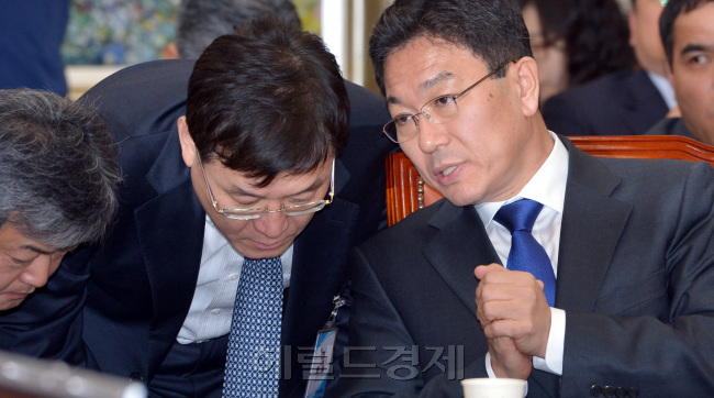 국회 지식경제위원회는 7일 윤상직(오른쪽) 산업통상자원부 장관 후보자에 대한 인사청문회를 진행하고 있다. 박현구 기자phko@heraldcorp.com
국회 지식경제위원회는 7일 윤상직(오른쪽) 산업통상자원부 장관 후보자에 대한 인사청문회를 진행하고 있다. 박현구 기자phko@heraldcorp.com
윤상직(오른쪽) 산업통상자원부 장관 후보자가 7일 국회 인사청문회에서 부처 관계자와 귀엣말을 나누고 있다.  박현구 기자/phko@