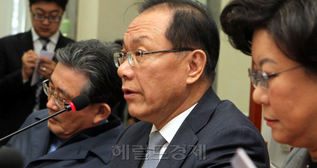 새누리당 황우여 대표가 7일 국회에서 최고위원회의를 주재하고 있다. 박현구 기자phko@heraldcorp.com
새누리당 황우여 대표가 7일 국회에서 최고위원회의를 주재하고 있다. 박현구 기자phko@heraldcorp.com
황우여 새누리당 대표가 7일 서울 여의도 당사에서 열린 최고위원회의에 참석해 발언하고 있다. 전일 민주당이 제안한 지상파 방송 사장 관련 제안을 거부한 새누리당은 이날 이한구 원내대표를 통해 일단 정부조직법개편안을 통과시키고 차후에 수정안을 논의하자는 타협안을 제시했다. 박현구 기자/phko@heraldcorp.com