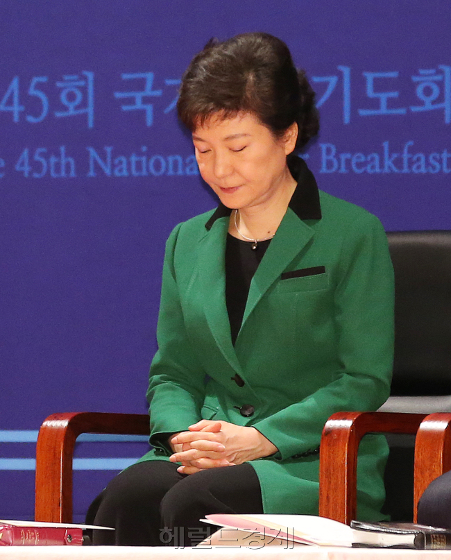 박근혜 대통령이 7일 오전 서울 삼성동 코엑스에서 열린 제45회 국가조찬기도회에 참석, 기도하고 있다. 박 대통령은 축사에서 “국민행복 시대를 열고 국민을 위한 희망과 봉사를 제 마지막 정치여정으로 삼고 싶다”면서 야당의 정부조직개편안 국회 통과를 당부했다.
정희조 기자/checho@heraldcorp.com