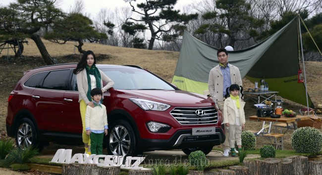 현대자동차가 7일 오전 서울 도봉구 북한산 둘레길에서 대형 SUV '맥스크루즈(MAXCRUZ)' 출시행사를 가지고 있다. 맥스크루즈는 전장 4,915mmm, 전폭 1,885mm, 전고 1,690mm 의 차체 크기로 국내 SUV 최대크기의 전장을 확보해 최근 아웃도어 라이프 수요층에게 관심을 받을 것으로 보인다. 판매가격은 익스클루시브 3,500만원, 익스클루시브 스페셜 3,920만원(2WD 모델 기준)이다. 박해묵 기자/mook@heraldcorp.com
Models pose with Hyundai Motor’s new SUV the “Maxcruz” at a launch in Seoul on Thursday. The new SUV is longer than Santa Fe and its price ranges between 35 million won to 39.2 million won. Park Hae-mook/The Korea Herald