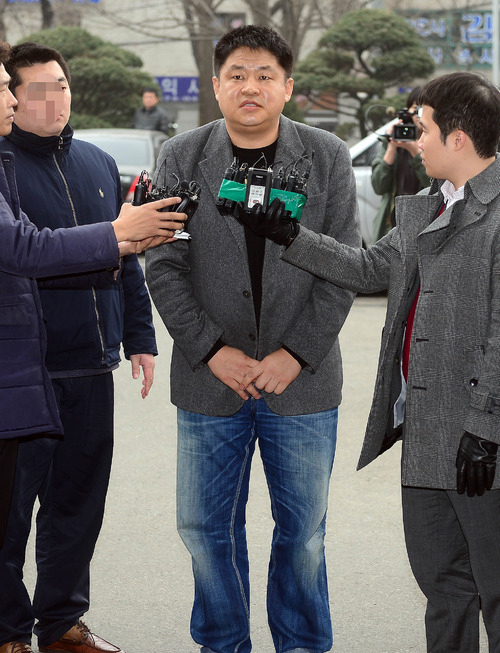 강동희(농구감독/전농구코치)
프로농구 승부조작 혐의를 받고 있는 강동희(47) 원주 동부 감독이 7일 오후 2시 의정부지검에 출두했다.