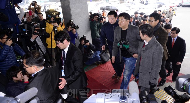 수천만 원을 받는 대가로 승부조작혐의를 받고 있는 강동희 원주 동부 감독이 7일 오전 의정부지검으로 출두하고 있다. 검찰은 강 감독이 플레이오프 진출을 확정 지은 후인 2011년 3월 경기에서 일부러 패배한 것으로 보고 있다. 박해묵 기자/mook@heraldcorp.com
수천만 원을 받는 대가로 승부조작혐의를 받고 있는 강동희 원주 동부 감독이 7일 오전 의정부지검으로 출두하고 있다. 검찰은 강 감독이 플레이오프 진출을 확정 지은 후인 2011년 3월 경기에서 일부러 패배한 것으로 보고 있다. 박해묵 기자/mook@heraldcorp.com