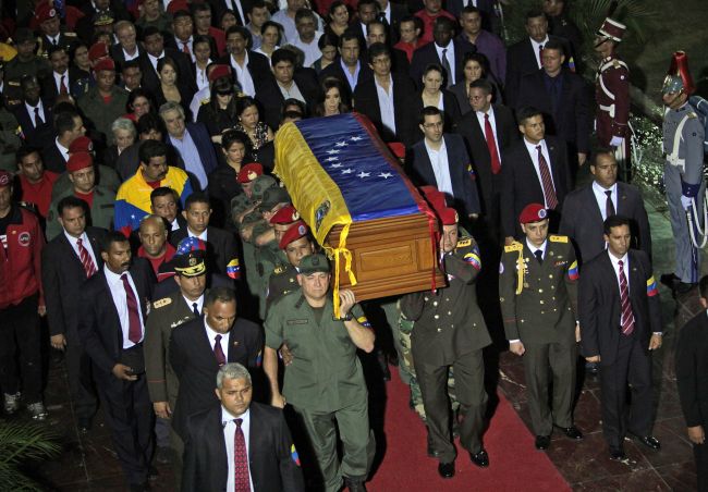 The coffin of the late Venezuelan President Hugo Chavez is carried to the military academy for his funeral in Caracas on Wednesday.   AFP-Yonhap News