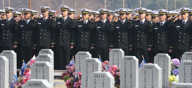 Naval Academy cadets pay tribute to the deceased crewmembers of corvette Cheonan, which was sunk by a North Korean torpedo attack in 2010, at the National Cemetery in Daejeon on Thursday, the eve of their commission ceremony.   Yonhap News
Naval Academy cadets pay tribute to the deceased crewmembers of corvette Cheonan, which was sunk by a North Korean torpedo attack in 2010, at the National Cemetery in Daejeon on Thursday, the eve of their commission ceremony.   Yonhap News