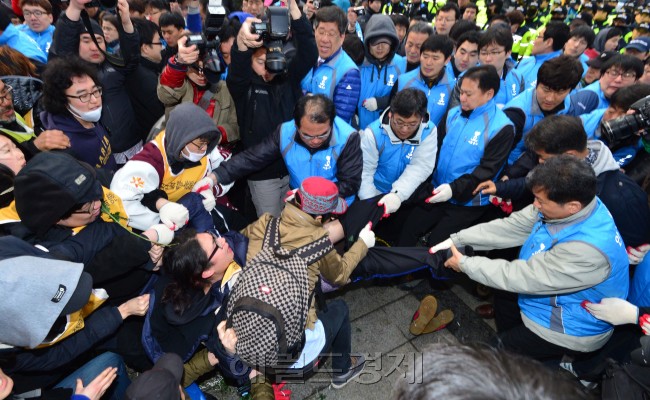 덕수궁 대한문 앞 쌍용자동차 해고노동자 농성장에서 8일 오전 강제철거를 위한 행정대집행이 실시된 가운데  농성장 앞을 막고 있던 금속노조 쌍용자동차 지부 조합원과 참가자들이 중구청 관계자들과 몸싸움을 벌이고 있다. <br />이상섭 기자. babtong@heraldcorp.com 2013.03.08
덕수궁 대한문 앞 쌍용자동차 해고노동자 농성장에서 8일 오전 강제철거를 위한 행정대집행이 실시된 가운데  농성장 앞을 막고 있던 금속노조 쌍용자동차 지부 조합원과 참가자들이 중구청 관계자들과 몸싸움을 벌이고 있다.
이상섭 기자. babtong@heraldcorp.com 2013.03.08
