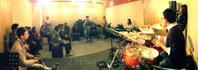New members of Music Band Association for Office Workers attends an orientation session in Seoul.    Music Band Association for Office Workers