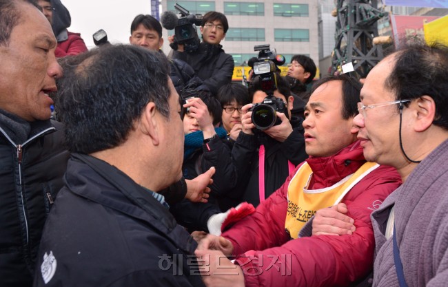 덕수궁 대한문 앞 쌍용자동차 해고노동자 농성장에서 8일 오전 강제철거를 위한 행정대집행이 실시된 가운데  농성장 앞을 막고 있던 금속노조 쌍용자동차 지부 조합원과 참가자들이 중구청 관계자들과 몸싸움을 벌이고 있다. <br />이상섭 기자. babtong@heraldcorp.com 2013.03.08
덕수궁 대한문 앞 쌍용자동차 해고노동자 농성장에서 8일 오전 강제철거를 위한 행정대집행이 실시된 가운데  농성장 앞을 막고 있던 금속노조 쌍용자동차 지부 조합원과 참가자들이 중구청 관계자들과 몸싸움을 벌이고 있다.
이상섭 기자. babtong@heraldcorp.com 2013.03.08