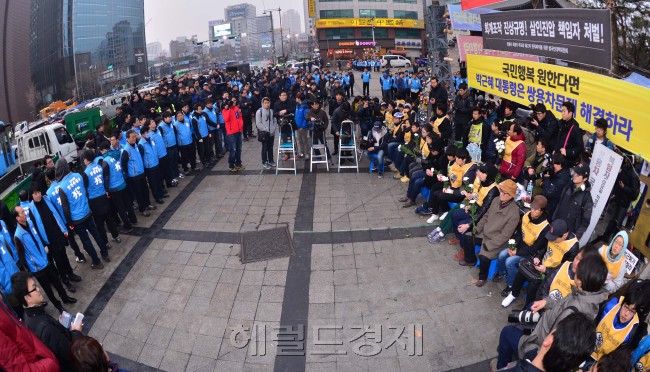 덕수궁 대한문 앞 쌍용자동차 해고노동자 농성장에서 8일 오전 강제철거를 위한 행정대집행이 실시된 가운데  농성장 앞을 막고 있던 금속노조 쌍용자동차 지부 조합원과 참가자들이 중구청 관계자가 강체철거에대해 이야기를 하고 있다.<br />이상섭 기자. babtong@heraldcorp.com 2013.03.08
덕수궁 대한문 앞 쌍용자동차 해고노동자 농성장에서 8일 오전 강제철거를 위한 행정대집행이 실시된 가운데  농성장 앞을 막고 있던 금속노조 쌍용자동차 지부 조합원과 참가자들이 중구청 관계자가 강체철거에대해 이야기를 하고 있다.
이상섭 기자. babtong@heraldcorp.com 2013.03.08