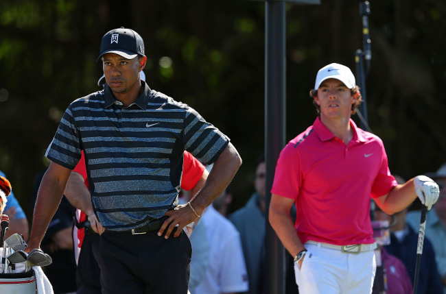 타이거우즈(좌측부터/TigerWoods/골퍼),로리맥길로이(RoryMcIlroy/골퍼)
Tiger Woods (left) and Rory McIlroy wait to hit their tee shot on the sixth hole on Thursday.   AFP-Yonhap News