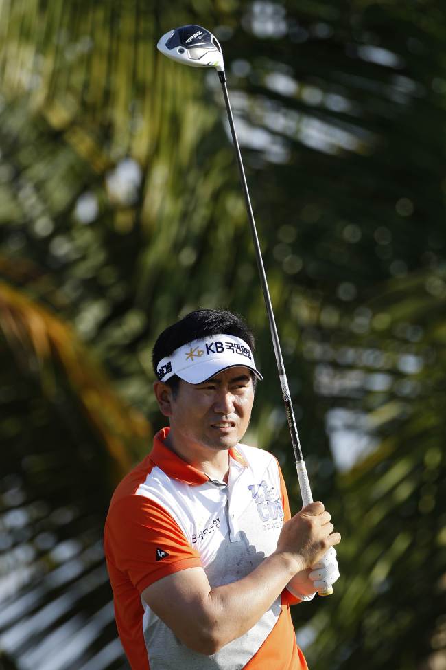 Korea’s Yang Yong-eun plays a shot on the 13th hole at the Puerto Rico Open on Thursday.   AFP-Yonhap News