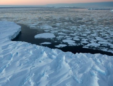 Giant icebergs surrounded by Antarrctic ice floe in Vincennes Bay. (AFP)