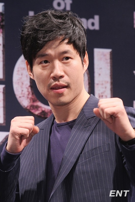 유준상(영화배우/교수)
유준상은 3월 8일 오전 11시 서울 압구정 CGV에서 열린 ‘전설의 주먹’ 제작보고회에서 “마냥 젊을 줄 알았는데 40대가 되면서 약간 힘들었다. 부상을 입었었는데 지금도 비만 오면 무릎이 시리다”고 당시를 회상했다.