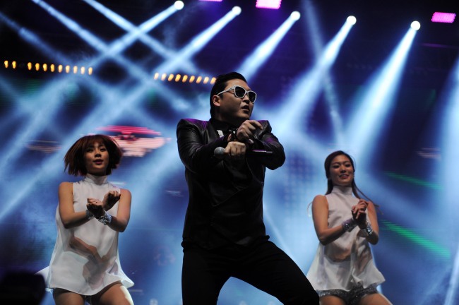 싸이(박재상/가수/음악PD)
Psy performs during a concert in Istanbul, Turkey, on Feb. 22.   Xinhua-Yonhap News
