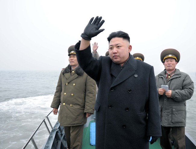 김정은(정치인/북한국방위원회제1위원장)
North Korean leader Kim Jong-un waves Thursday during his visit to a frontline unit that shelled South Korea’s Yeonpyeongdo Island in 2010. Yonhap News