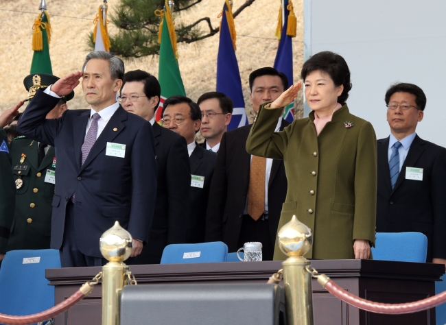 박근혜(대통령)
President Park Geun-hye salutes during at a joint commissioning ceremony for graduating cadets of the Army, the Air Force, the Navy and the Marine Corps at the Gyeryongdae military headquarters. (Yonhap News)
