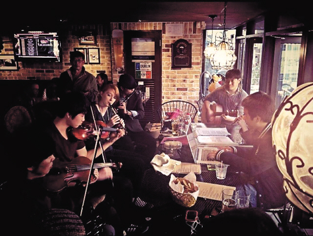 Irish Association of Korea members get together for an Irish music jam session in Hongdae, Seoul.( Lee Moo-jin)