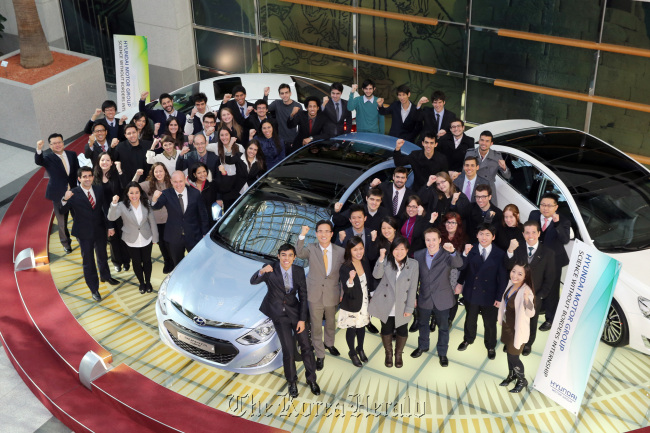 Brazilian students who were participating in Hyundai Motor’s internship program pose together with company officials at the carmaker’s headquarters in southern Seoul.   Hyundai Motor
