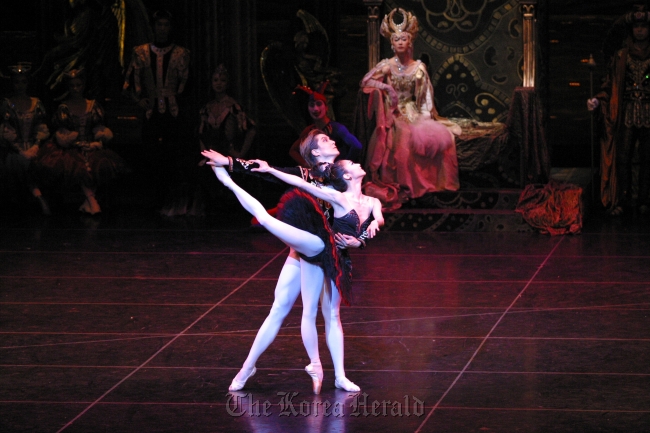 Universal Ballet Company’s principals Hwang Hye-min (right) and Ohm Jae-yong (left) star in Tchaikovsky classic “Swan Lake.”    UBC