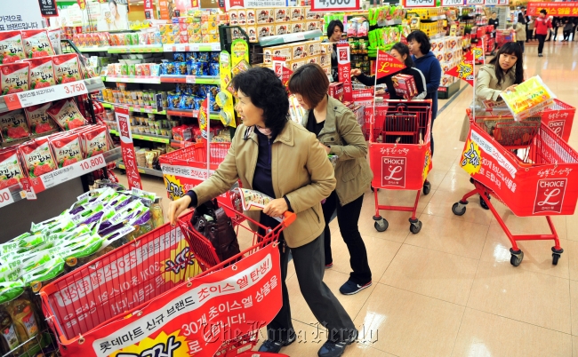 Shoppers navigate the aisles at Lotte Mart, one of the nation’s top retail chainstores.   Yonhap News