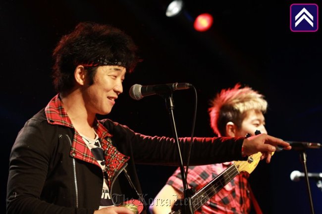 Han Kyung-rock and Park Yoon-sik of Crying nut perform in 2012 Seoulsonic After Party