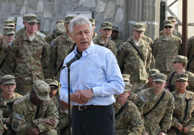U.S. Defense Secretary Chuck Hagel speaks to members of the U.S. Army 101st Airborne Division at Jalalabad Airfield in Afghanistan on Saturday.   AP-Yonhap News