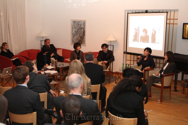 Korean writers Kim Yeon-su (third from right), Kim In-sook (second from right), Pyun Hye-young (far right) and Swedish ambassador to Korea Lars Danielsson (third from left on the red sofa) listen to a question during the Seoul Literary Society’s 30th session at Danielsson’s residence in Seongbuk-dong, Seoul, Tuesday.   LTI Korea