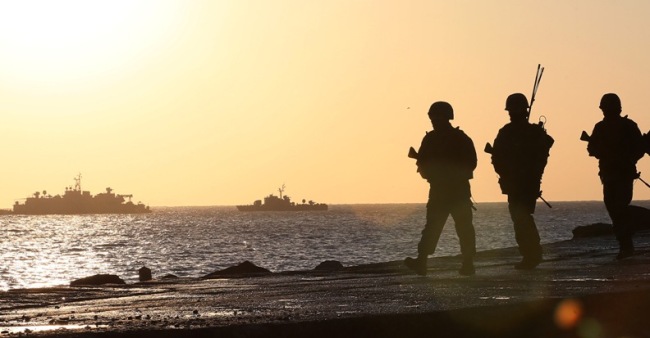 South Korean Army soldiers patrol along the coastline on Yeonpyeong Island on Sunday amid escalating tension along the border after the North threatened to nullify the 1953 inter-Korean armistice agreement. (Yonhap News)