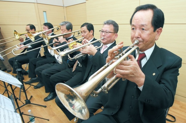 A senior pops orchestra of retired musicians puts on a performance in an auditorium in Guro District Office, Seoul last Thursday. (Yonhap News)