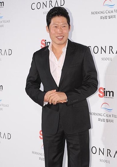 유해진(영화배우)
배우 유해진이 KBS2 예능프로그램 ‘해피선데이-1박 2일’(이하 ‘박2일’)의 새로운 멤버로 합류, 예능 도전에 나선다.