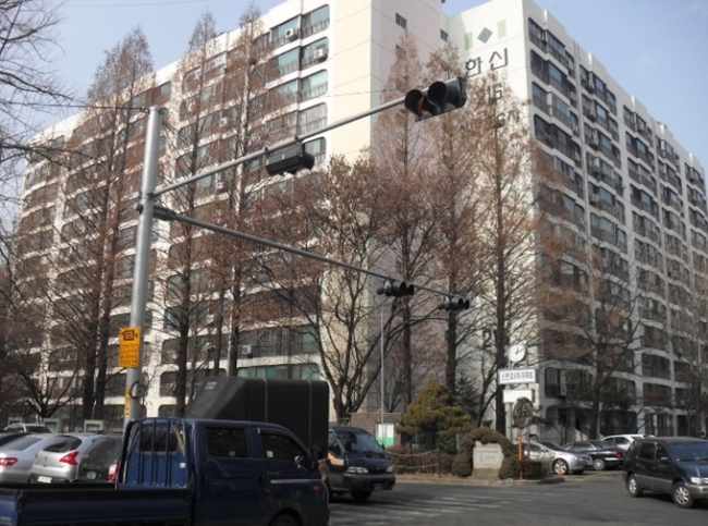 서울 강남권 재건축 단지를 중심으로 시공권이 해제되는 사례가 봇물을 이루고 있다. 신반포2차와 반포주공1단지의 시공사 선정이 무효로 판명난 가운데 한신6차(신반포6차) 아파트에서는 조합원들이 시공사인 두산건설의 시공권 해제를 총회 안건에 상정시켜 주목된다. 사진은 한신6차 아파트의 전경.