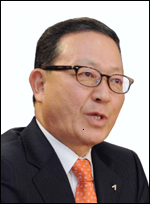 윤영두(기업인/아시아나항공)
아시아나항공(대표 윤영두ㆍ사진)이 서울시 강서구청과 저소득층 어린이에게 조식비를 지원한다. 윤영두 사장은 11일 서울시 강서구 오쇠동 아시아나 본사에서 노현송 강서구청장, 이연배 서울 사회복지공동모금회장 등이 참석한 가운데 ‘사랑愛올밥 제공사업’ 협약식을 가졌다.
