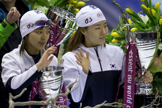 김보름(좌측부터/스케이트선수),이상화(스케이트선수)
<YONHAP PHOTO-0094> Sang-Hwa Lee, right, and Bo-Reum Kim, left, of Korea hold their trophy as all winning athletes ride a lap of honor on a decorated flatbed at the World Cup speed skating in Thialf ice rink in Heerenveen, northern Netherlands, Sunday March 10, 2013. (AP Photo/Peter Dejong)/2013-03-11 05:47:26/ <저작권자 ⓒ 1980-2013 ㈜연합뉴스. 무단 전재 재배포 금지.>
<YONHAP PHOTO-0094> Sang-Hwa Lee, right, and Bo-Reum Kim, left, of Korea hold their trophy as all winning athletes ride a lap of honor on a decorated flatbed at the World Cup speed skating in Thialf ice rink in Heerenveen, northern Netherlands, Sunday March 10, 2013. (AP Photo/Peter Dejong)/2013-03-11 05:47:26/ <저작권자 ⓒ 1980-2013 ㈜연합뉴스. 무단 전재 재배포 금지.>
<YONHAP PHOTO-0094> Sang-Hwa Lee, right, and Bo-Reum Kim, left, of Korea hold their trophy as all winning athletes ride a lap of honor on a decorated flatbed at the World Cup speed skating in Thialf ice rink in Heerenveen, northern Netherlands, Sunday March 10, 2013. (AP Photo/Peter Dejong)/2013-03-11 05:47:26/ <저작권자 ⓒ 1980-2013 ㈜연합뉴스. 무단 전재 재배포 금지.>
월드컵 종합우승을 차지한 이상화(오른쪽)와 김보름.  [연합뉴스]