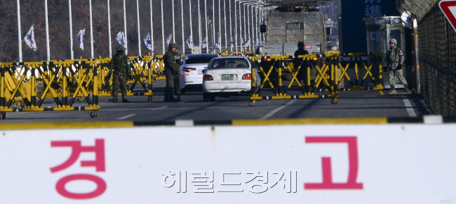 한미 키리졸브 훈련이 개시되고 북한이 정전협정 백지화를 선언해 남북관계가 살얼음판을 걷는 가운데 11일 오전 경기도 파주 통일대교에 긴장감이 흐르고 있다. 도라산=박해묵 기자/mook@heraldcorp.com