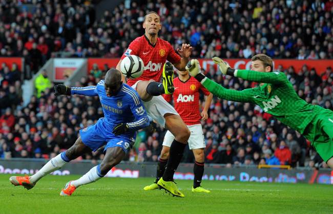 Chelsea's Senegalese forward Demba Ba (left) vies with Manchester United's Spanish goalkeeper David de Gea (right) and Manchester United's English defender Rio Ferdinand during the English FA Cup quarter-final football match between Manchester United and Chelsea at Old Trafford, Manchester, northwest England on Sunday. (AFP-Yonhap News)