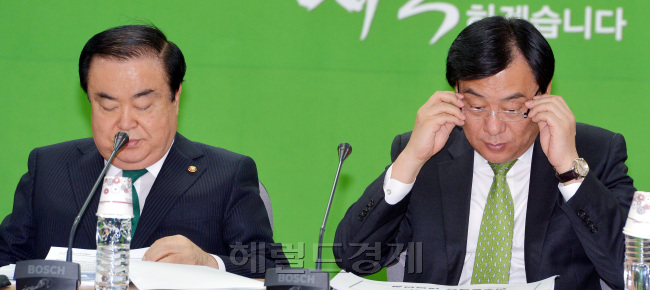 민주통합당 문희상 비상대책위원장은  11일 오전 영등포 중앙당사에서 비상대책위원회의를 열어 대선평가와 정치혁신 방안을 논의하고 전당대회 준비 상황 등을 점검하고 있다. 박현구 기자phko@heraldcorp.com
민주통합당 문희상 비상대책위원장과 박기춘 원내대표가 11일 서울 영등포당사에서 열린 비상대책회의에 참석했다. 문 위원장은 지상파방송국 사장 선임방법 재조정 등을 거론한 박 원내대표의 정부 조직 개편안 원안 통과 3가지 조건에 대해 이견을 가진 것으로 알려졌다. 이날 회의에서도 문 위원장은 김병관 국방부 장관 후보자에 대한 청와대 임명 강행을 비난하는 발언만 했고, 박 원내대표는 정부 조직법 개편안에 대한 청와대와 여당의 양보를 요구했다. 박현구 기자/phko@heraldcorp.com