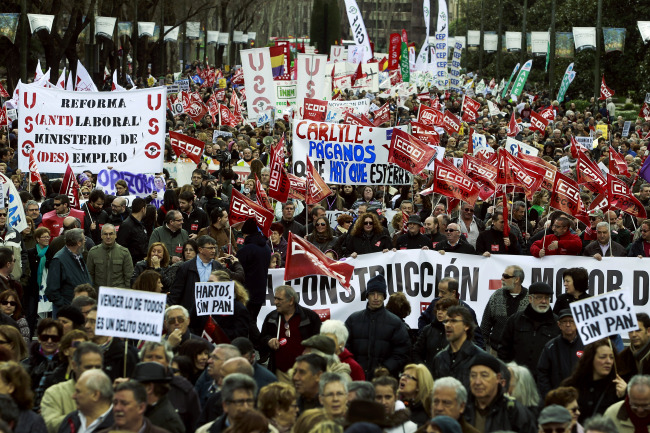 Demonstrators march during a protest against unemployment and austerity measures in Madrid on Sunday.   AP-Yonhap News