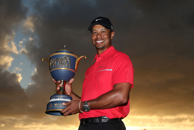 타이거우즈(TigerWoods/골퍼)
Tiger Woods poses with the winner’s trophy after his two-stroke victory at the Cadillac Championship on Sunday.   AFP-Yonhap News