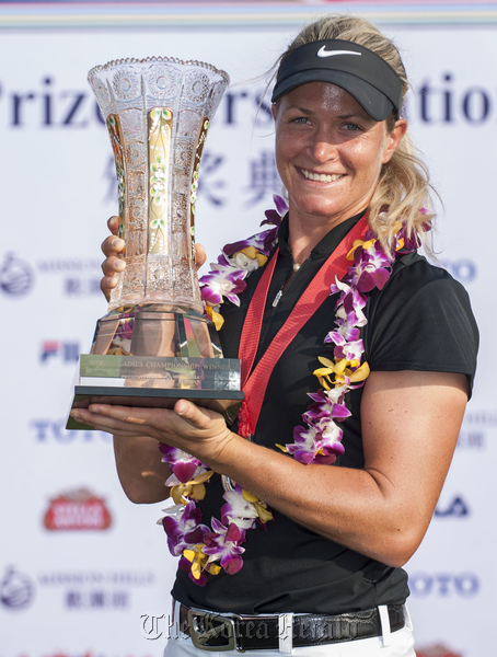 수잔페테르손(SuzannPettersen/골퍼)
Suzann Pettersen of Norway poses with the winner’s trophy after taking the second World Ladies Championship in Haikou, China, Sunday.
Ingenious Media Active Capital