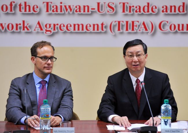 Taiwan’s chief negotiator and vice economic affairs minister Cho Shih-chao (right) accompanied by deputy U.S. Trade representative Demetrios Marantis speaks during a press conference in Taipei on Sunday.   AFP-Yonhap News