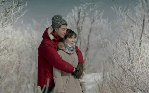조인성(좌측부터/영화배우/탤런트),송혜교(탤런트/영화배우)
SBS 수목극 ‘그 겨울, 바람이 분다’에서 조인성과 송혜교의 ‘케미(케미스트리·화학작용 또는 조합)’가 너무 좋다. 두 사람의 조합이 좋아 간접광고(조인성-양복, 송혜교-화장품)마저도 자연스럽게 녹여낸다. 영화 ‘사랑 따윈 필요없어’에서 문근영과 김주혁이 보여주었던 멜로보다 훨씬 더 감성적으로 다가온다. 조인성은 위험한 가짜 오빠놀이를 하고 있고, 송혜교는 시한부 인생이라는 점이 더욱 아프고 슬프게 만들 것 같다.