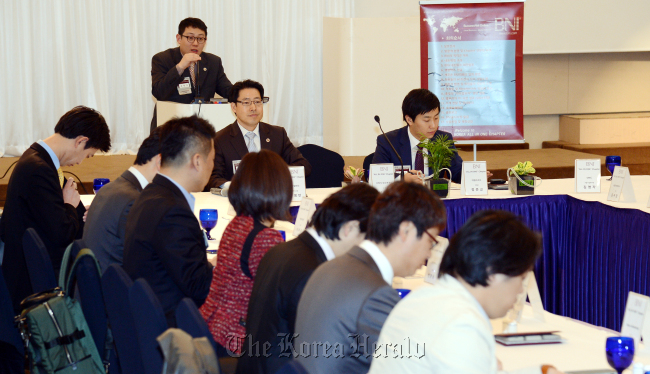 BNI KOREA 외국인기업 네트워킹모임_5일 오전 서울 강남 삼정호텔./안훈기자 rosedale@ 2013.03.05
Members listen during Business Network International Korea’s meeting on March 5 in Gangnam, southern Seoul. Ahn Hoon/The Korea Herald