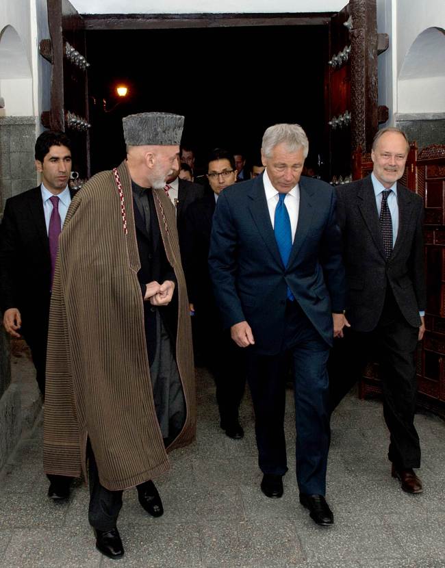 U.S. Secretary of Defense Chuck Hagel (center), walking with Afghan President Hamid Karzai (left), during a private meeting in Kabul on Sunday.   AFP-Yonhap News