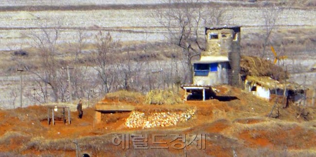 한미 키리졸브 훈련이 개시되고 북한이 정전협정 백지화를 선언해 남북관계가 살얼음판을 걷는 가운데 11일 오전 북한 황해북도 개풍군 지역의 북한군 초병이 초소를 순찰하고 있다. 파주=박해묵 기자/mook@heraldcorp.com
한미 키리졸브 훈련이 개시되고 북한이 정전협정 백지화를 선언해 남북관계가 살얼음판을 걷는 가운데 11일 오전 북한 황해북도 개풍군 지역의 북한군 초병이 초소를 순찰하고 있다. 파주=박해묵 기자/mook@heraldcorp.com