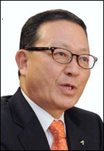 윤영두(기업인/아시아나항공)
아시아나항공(대표 윤영두ㆍ사진)이 서울시 강서구청과 저소득층 어린이에게 조식비를 지원한다. 윤영두 사장은 11일 서울시 강서구 오쇠동 아시아나 본사에서 노현송 강서구청장, 이연배 서울 사회복지공동모금회장 등이 참석한 가운데 ‘사랑愛올밥 제공사업’ 협약식을 가졌다.