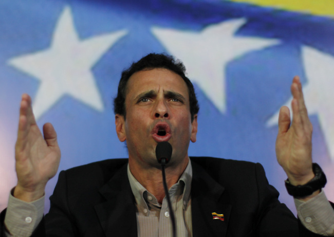 Opposition leader Henrique Capriles gestures during a press conference in Caracas, Venezuela, Sunday.   AP-Yonhap News