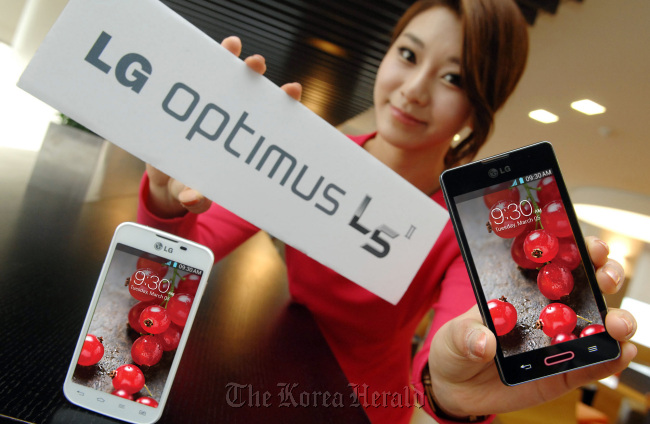 A model poses with LG Electronics’ new Optimus L5 II, which will roll out in overseas markets starting with Brazil this week, at the company’s headquarters in Yeouido, Seoul, Monday.   LGE