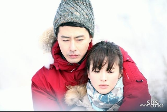 조인성(뒤쪽부터/영화배우/탤런트),송혜교(탤런트/영화배우)
SBS 수목극 ‘그 겨울, 바람이 분다’에서 조인성과 송혜교의 ‘케미(케미스트리·화학작용 또는 조합)’가 너무 좋다.